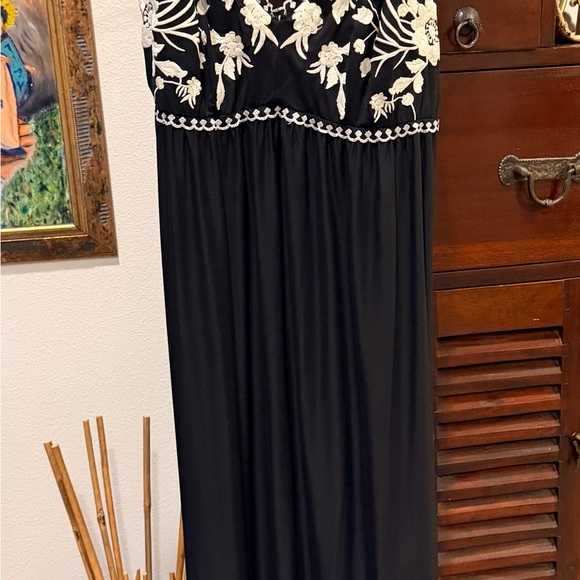 Soma elegant 2 piece embroidered black and white gown & robe set. - Picture 4 of 9